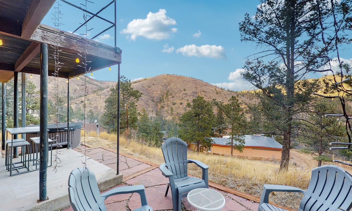 Green Mountain Falls Apartment | Mountainview apartment with private hot tub and dog-friendly perks