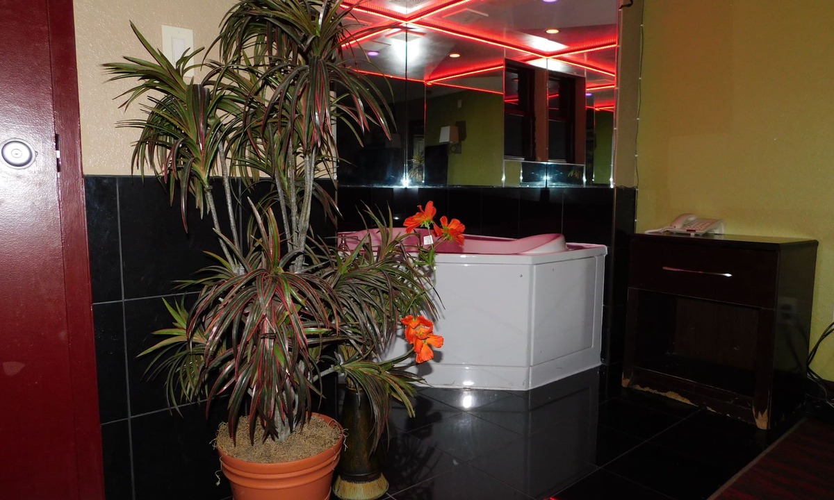 Lawrenceville Hotel | Mounts Motel