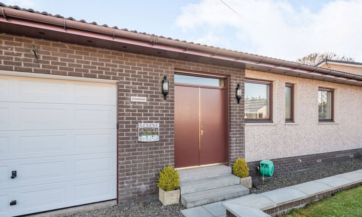 Lanark Cottage | MOUSEBANK, pet friendly, with a garden in Forth