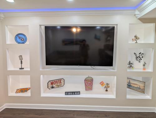 Murfreesboro Villa | Movie Night Retreat I Hot Tub I Games I Theater