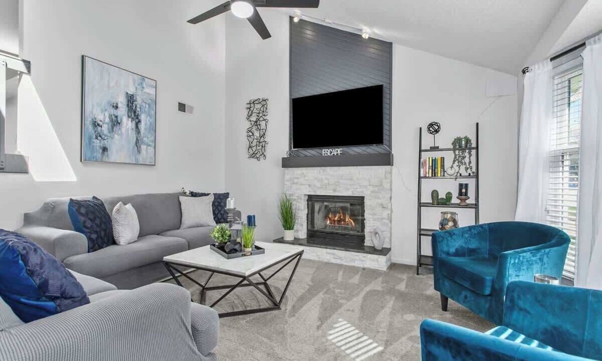 Olathe House | Movie Room + Pool Table | KC Getaway 3BR | FIFA!