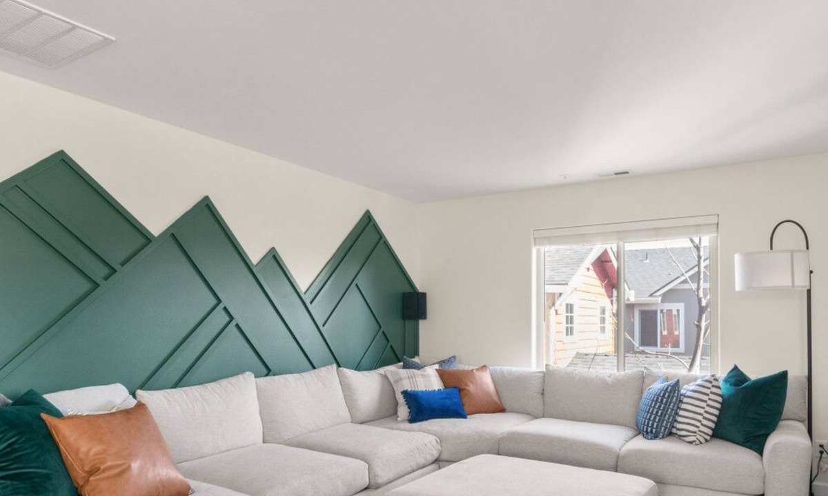 Larkspur Apartment | Movie Theater, Office, Pets! - Stunning Bend Home