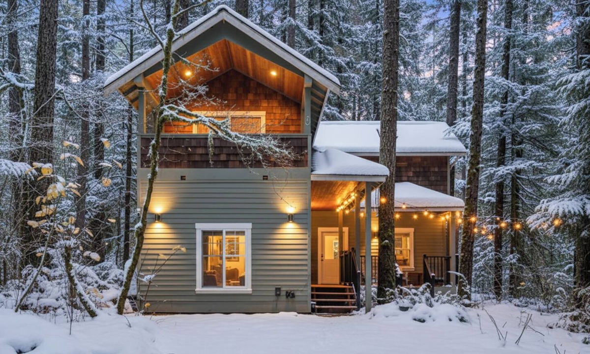 Warnick Cabin | Mt Baker Ski Base: Fast Wi-Fi & Comfy Living Areas