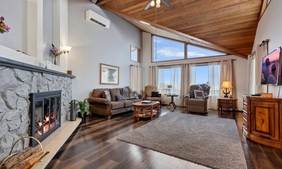 Oak Harbor House | Mt. Baker View * Harbor * King Bed * Fire Pit!