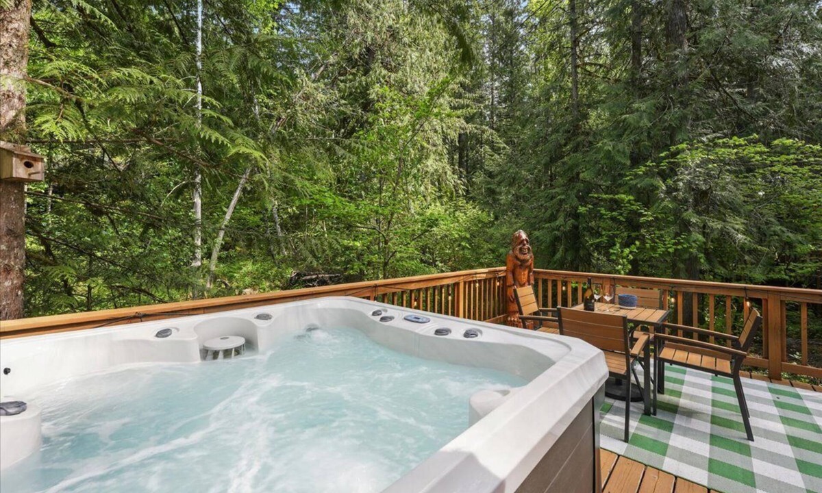 Rhododendron Cabin | Mt. Hood Cabin: Hot Tub, Backyard Creek, Trails, Sleeps 7 and Dogs OK
