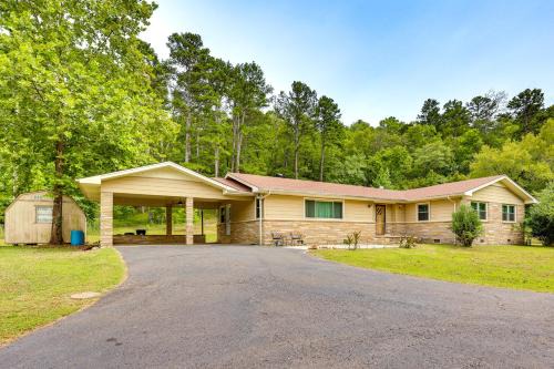 Mount Ida House | Mt Ida Home w/Patio: 11 Mi to Lake Ouachita!