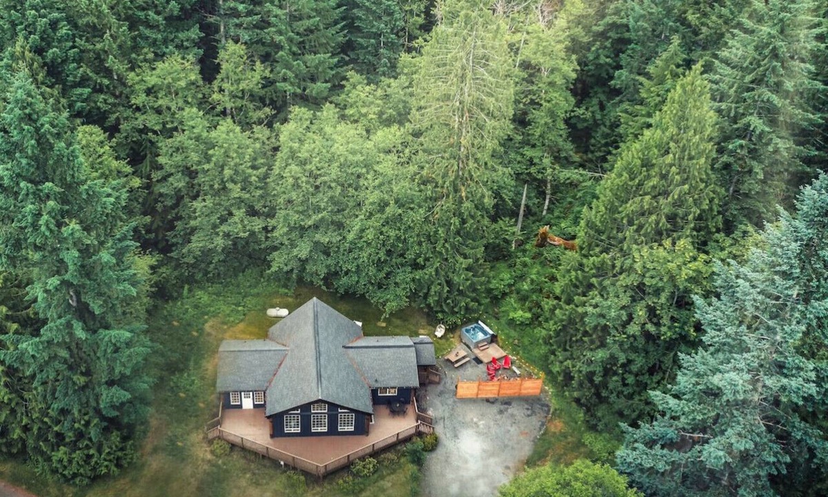 Packwood Cabin | Mt Rainier Cabin · Hot Tub + Sauna · Sleeps 8 · EV