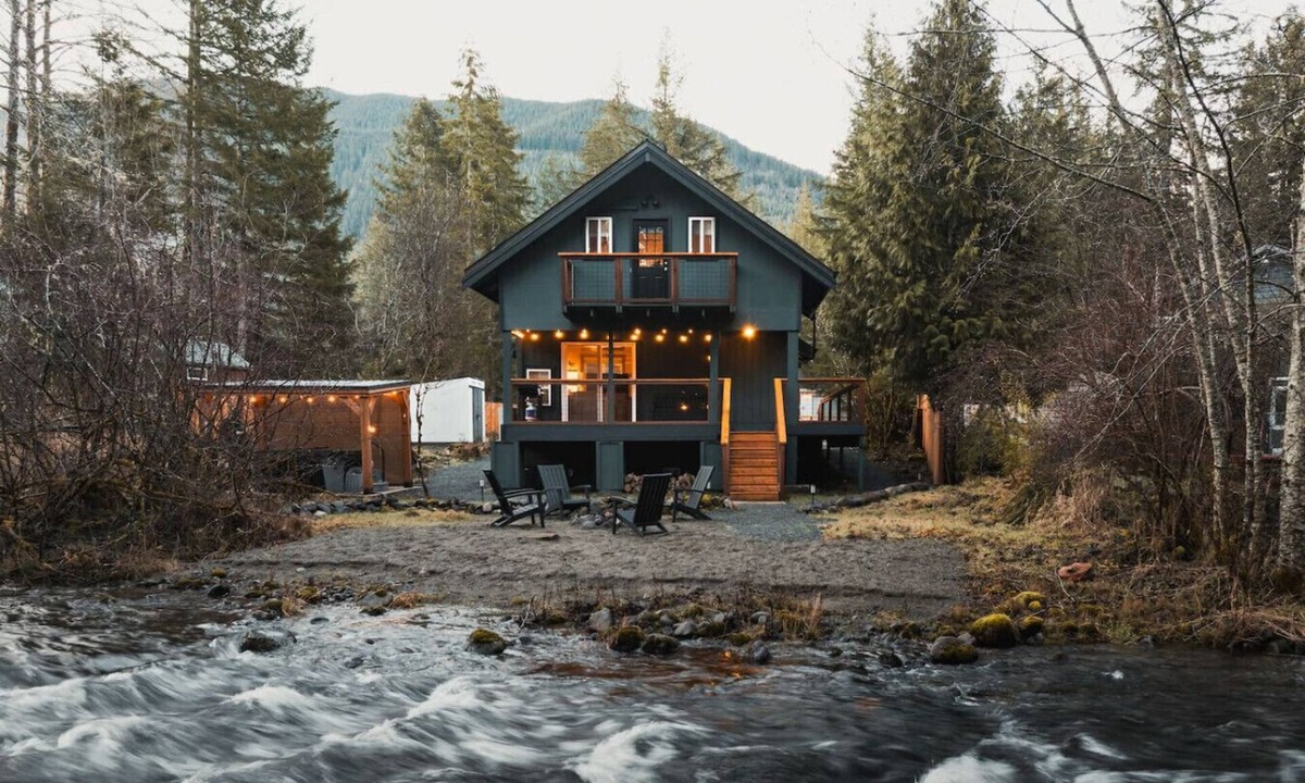 Paradise Estates Cabin | Mt Rainier Cabin- Waterfront/Hot Tub/EV/Firepit/AC