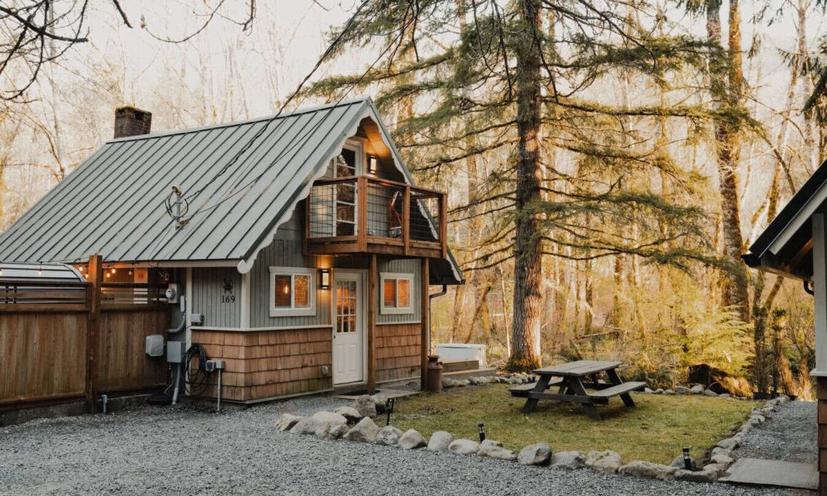Paradise Estates Cabin | Mt Rainier Cottage-Sauna! Hot Tub! Patio! Firepit!