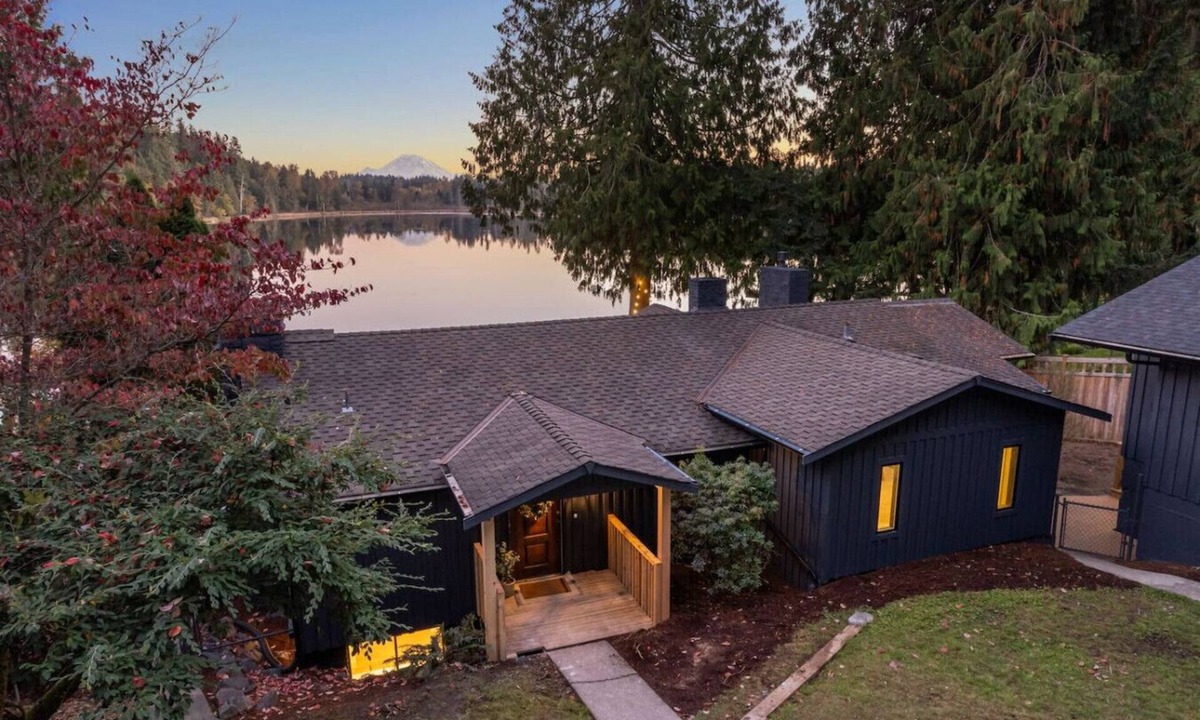 Maple Heights-Lake Desire House | Mt Rainier Lakefront · Hot Tub · Kayaks · Sleep 11