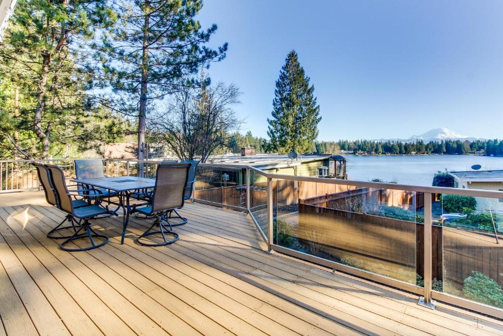 Lake Morton-Berrydale House | Mt. Rainier view from Lake Morton