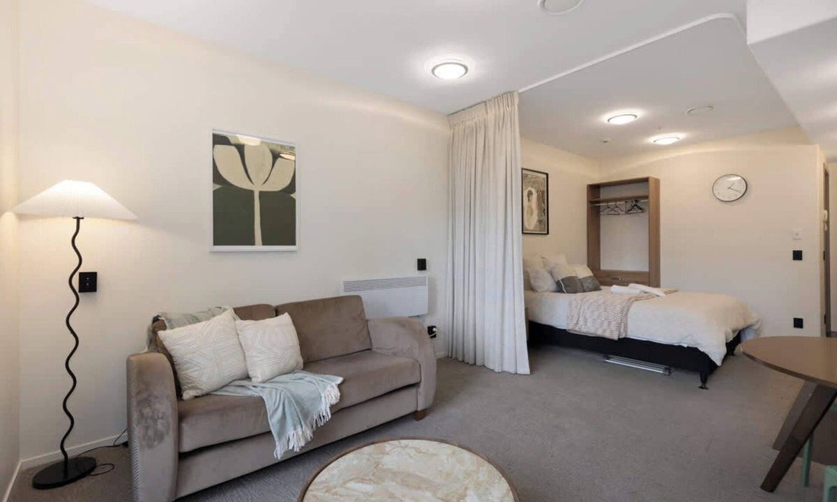 Wellington Apartment | Mt Victoria Studio - Kitchen, Bath Tub, Sleeps 2