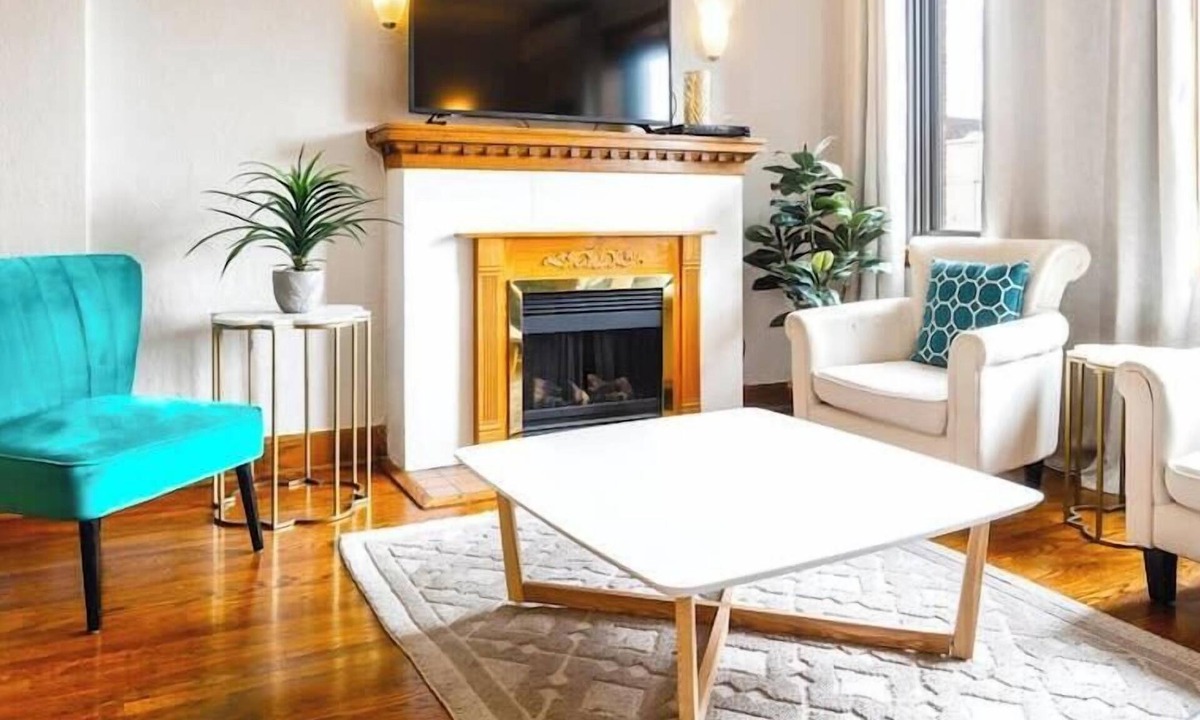 Plateau Mont Royal Apartment | MTLVR #06 | Prime Plateau location, A/C, fireplace
