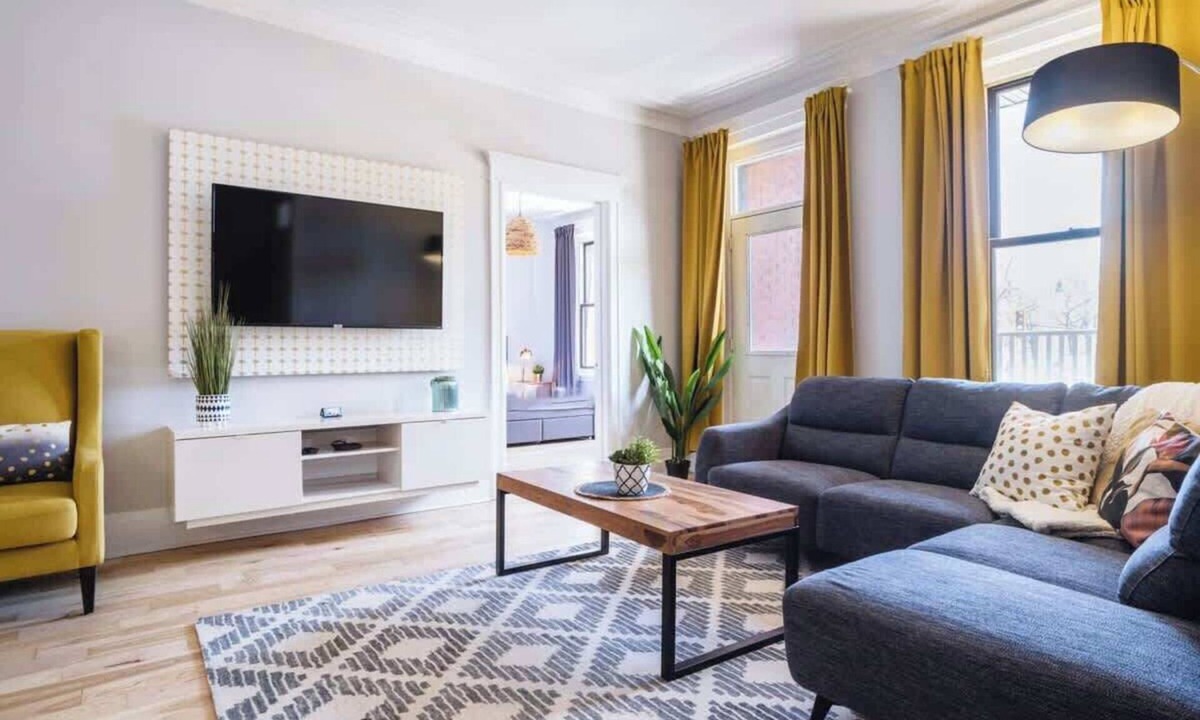 Plateau Mont Royal Apartment | MTLVR #16 | Mountain and city view, sleeps 12