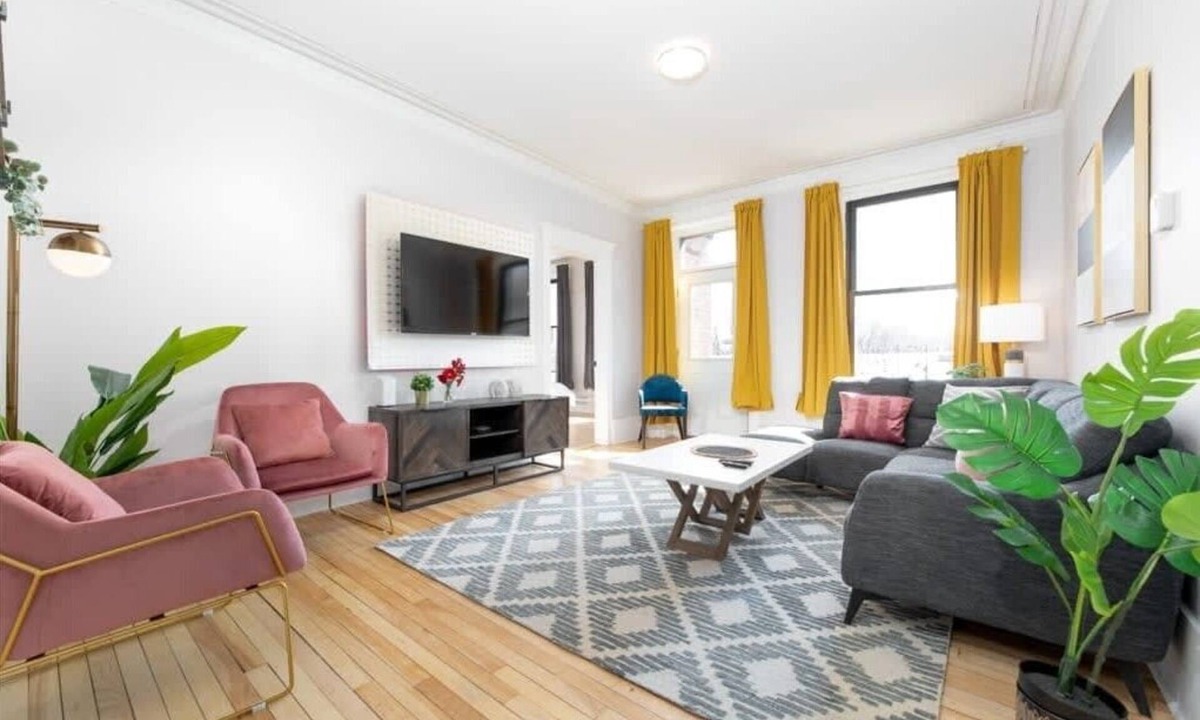 Plateau Mont Royal Apartment | MTLVR#17 | Luxurious flat facing the mountain, A/C