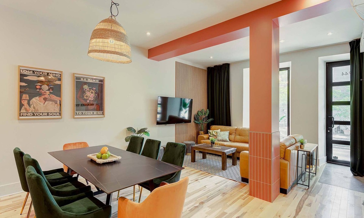 Plateau Mont Royal Apartment | MTLVR #18| Almost ground floor 6 beds, central A/C