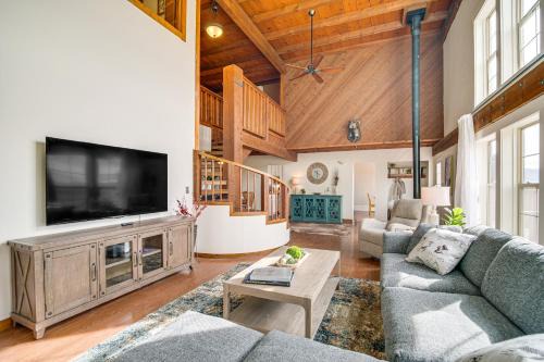 Lakeview House | Mtn and Golf Course View Oregon Outback Getaway!