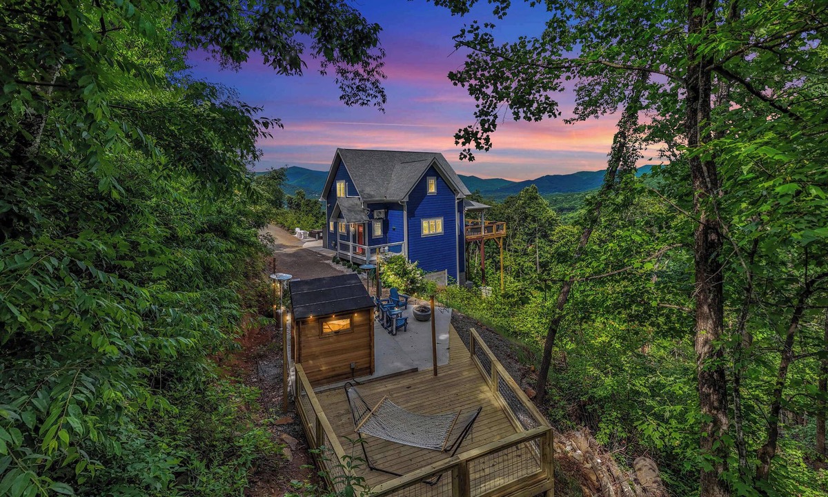 Swannanoa House | MTN Resort Sauna Cold Plunge Hot Tub Pickleball
