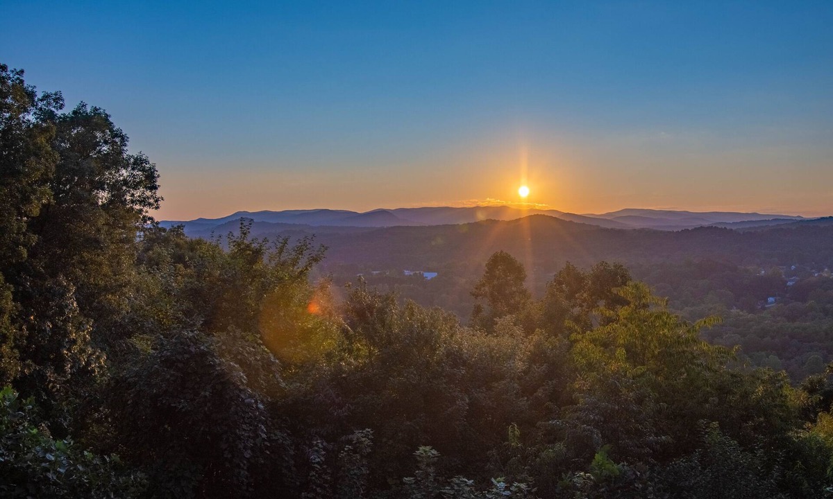 Blue Ridge Cabin | Mtn View Cabin 5 min to Downtown Blue Ridge w/Hot Tub and Firepit, Pet Friendly!