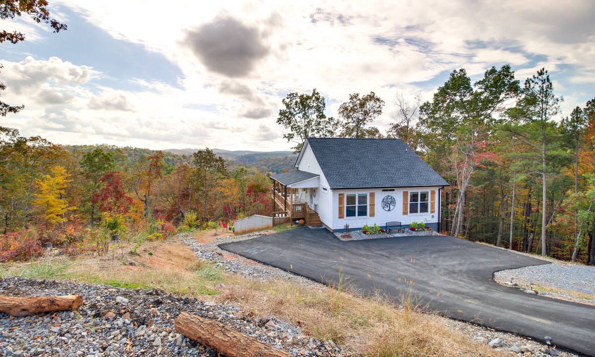 Ellijay Cottage | Mtn‑View Cabin w/Game Room, Hot Tub & Fire Pit