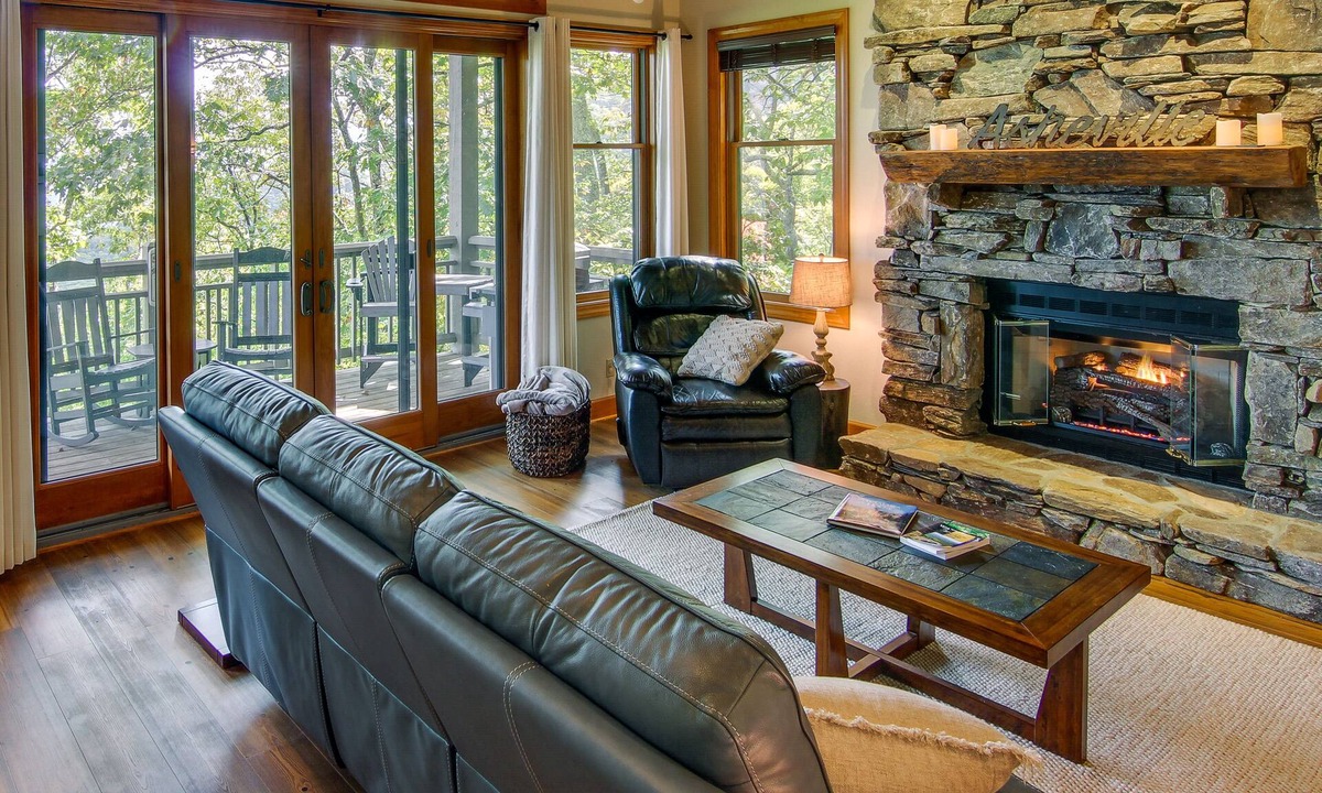 Mountain Air Condo | Mtn-View Condo w/Screened Porch in Burnsville!