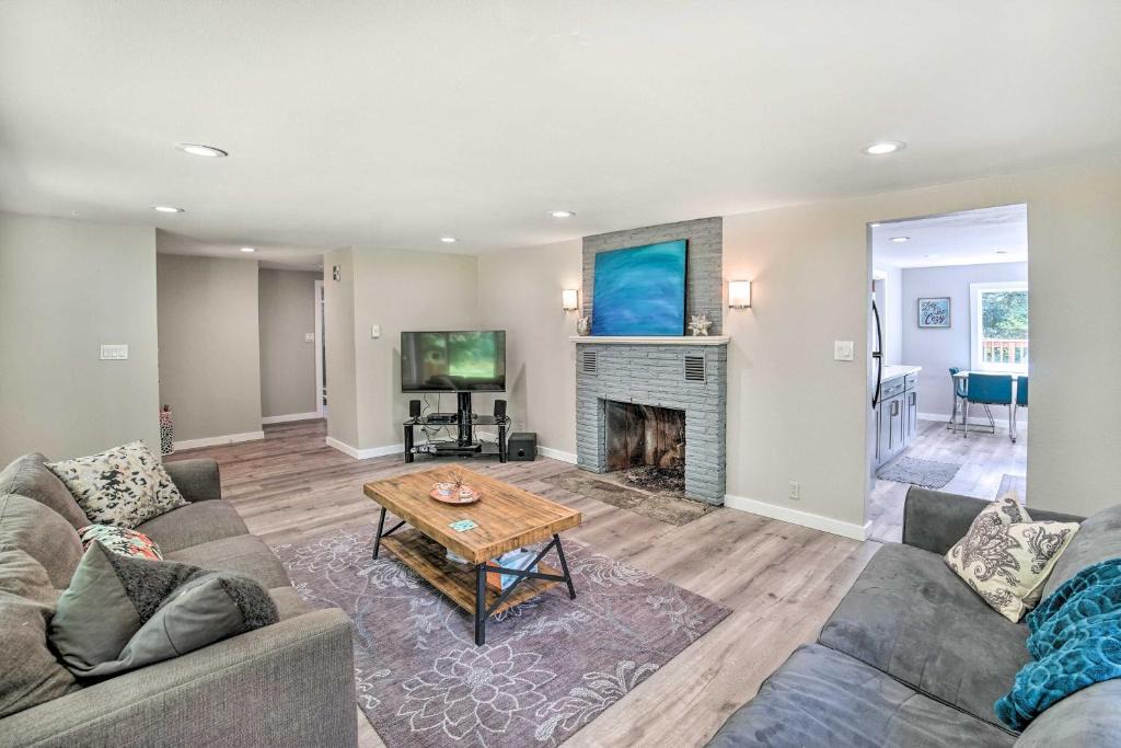 Baring House | Mtn-View Deck and Fire Pit Modern Gold Bar Escape