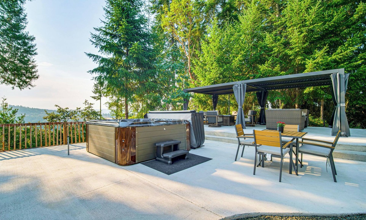 Roseburg Villa | “Mtn Views & Hot Tub: Umpqua Valley Villa!”