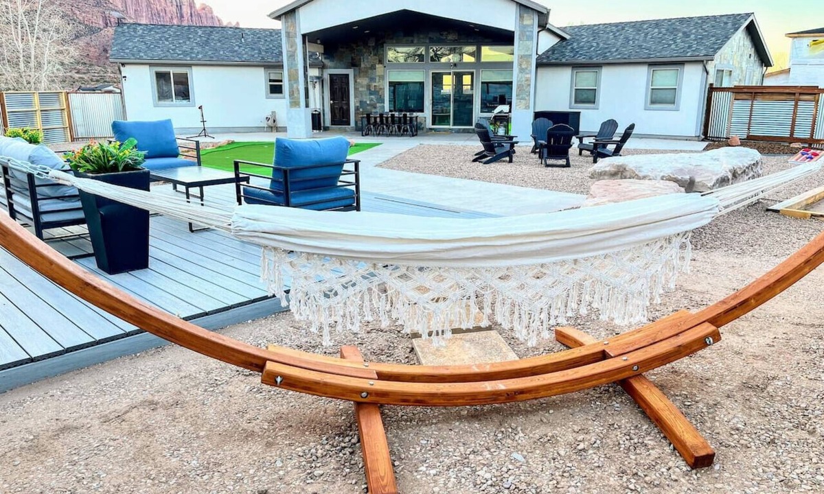 Moab South Valley House | MtnViews–Hot tub-Mini Golf–Bocce–Pool Table–3000sf