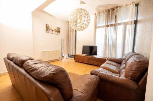 Pollokshields Apartment | Muirhouse 2BR Apartment with Free Parking