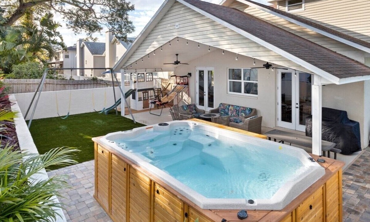 Palm Harbor House | Multi Family, Close to Beaches, Great Back Yard