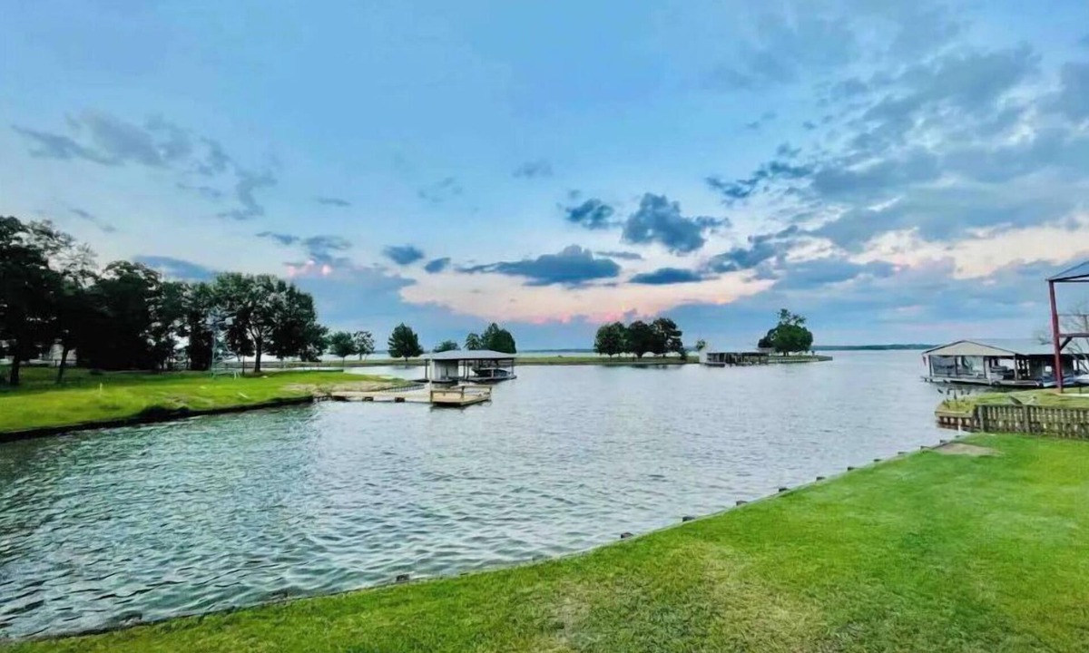 Robertson County House | Multi-home Lakefront Retreat- kayaks, fire pit, yard games, hot tub