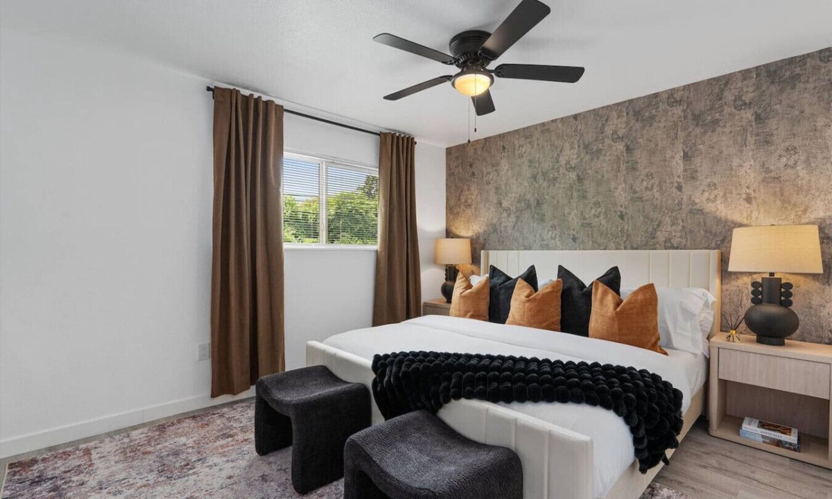 Coronado Hills House | Multi Home - Up to 16 people - Balcony Access