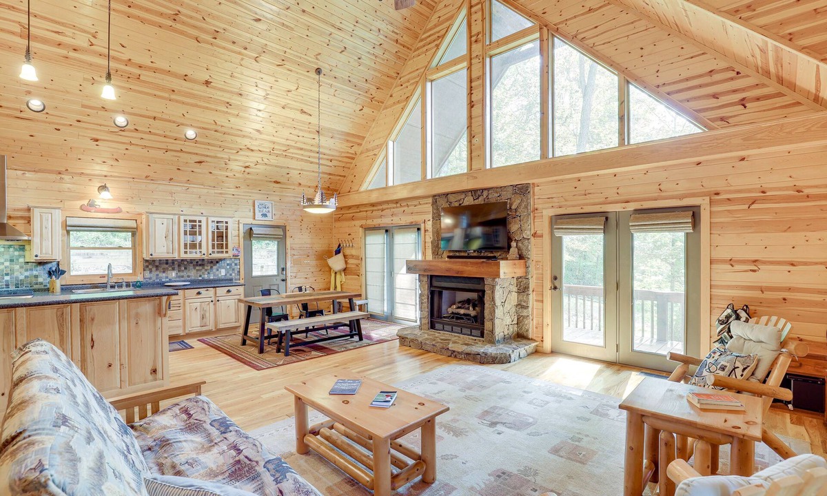 Burnsville Cabin | Multi-Level Deck, Views! 4-Season Burnsville Base