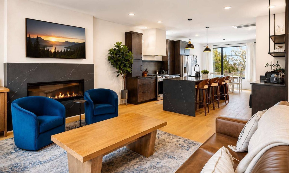 Hurwood Heights Apartment | Multi-level home with hot tub and rooftop views