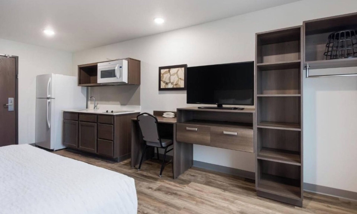 Newnan Hotel | Multiple Suites w/Kitchen | Onsite Gym & Laundry