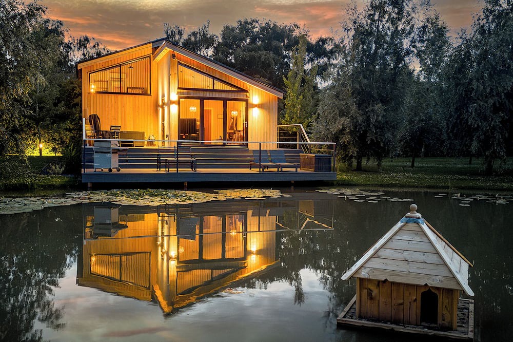 Frampton Ski Chalet | Muntjak Lakeside Lodge