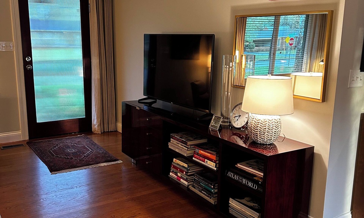 Murfreesboro House | Murfreesboro Mid-Century Modern with AC, WiFi