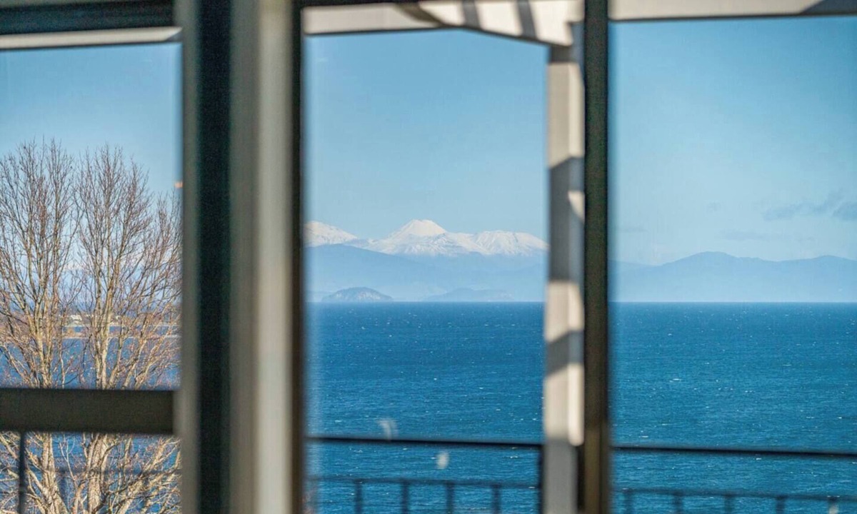 Hilltop House | Muritai - Size! Location! Views!