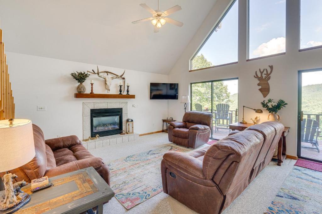 Upper Peachtree House | Murphy Cabin with Deck and Sweeping Mountain Views!