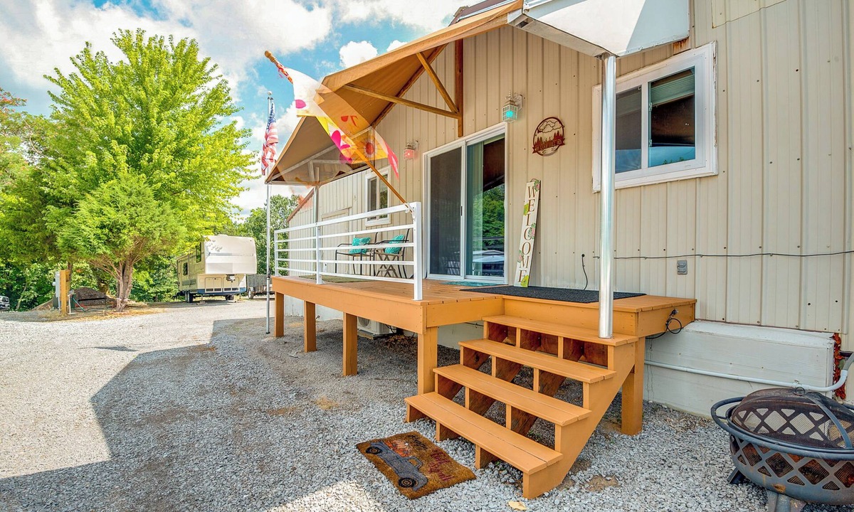 Murphysboro Apartment | Murphysboro Retreat w/Deck Near Kinkaid Lake!