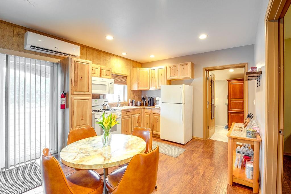 Murphysboro Apartment | Murphysboro Retreat w/Deck Near Kinkaid Lake!