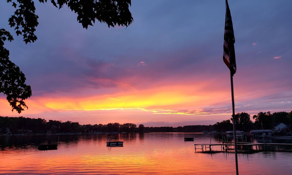 Lowell House | Murray Lake get-away with sunset view