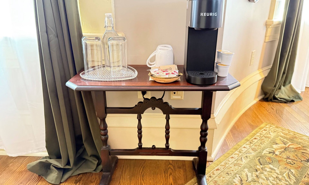 East of Broadway Bed & Breakfast | Murray Suite | The Empress of Little Rock