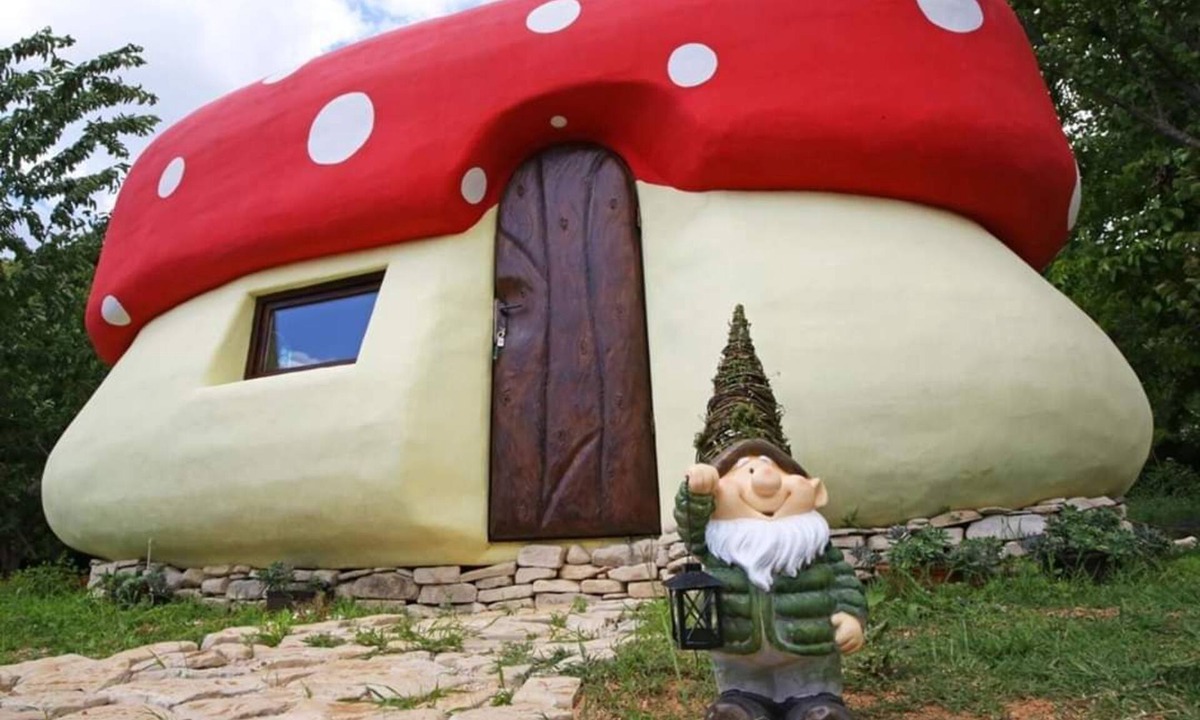 Skradin Cottage | Mushroom house - Sleeps 4 - Pets Ok - Parking