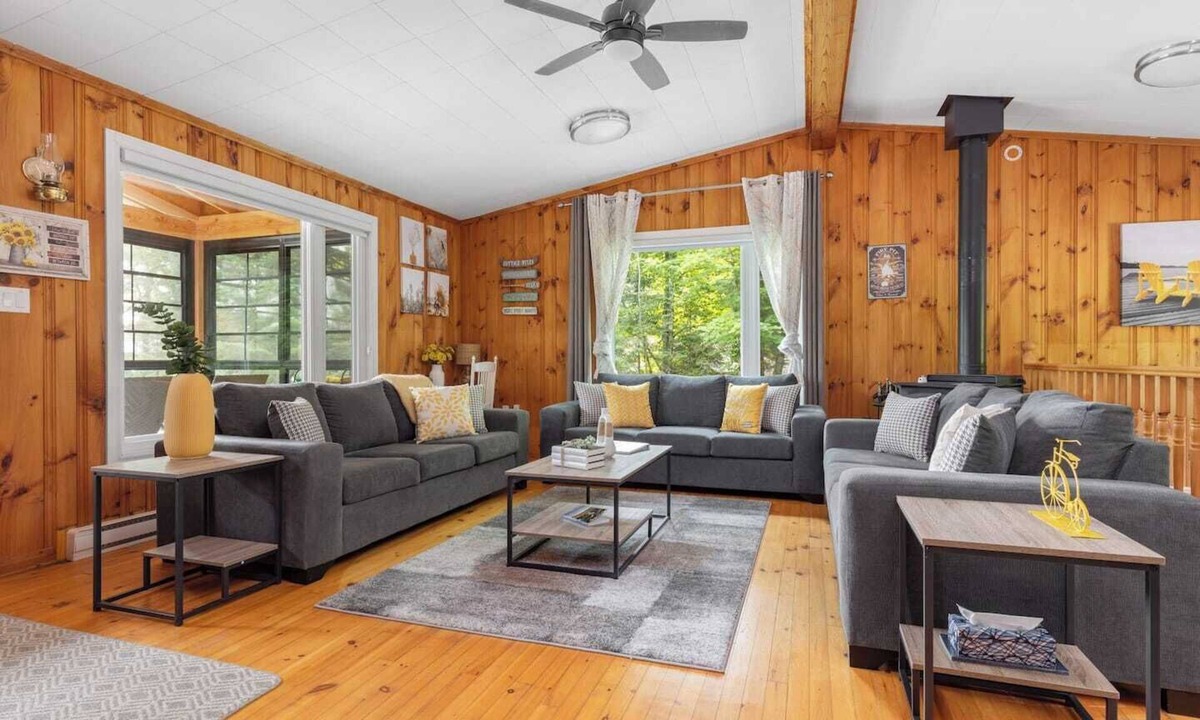 Bracebridge Cottage | Muskoka Gem: 8pp/fireplaces/canoe/kayaks