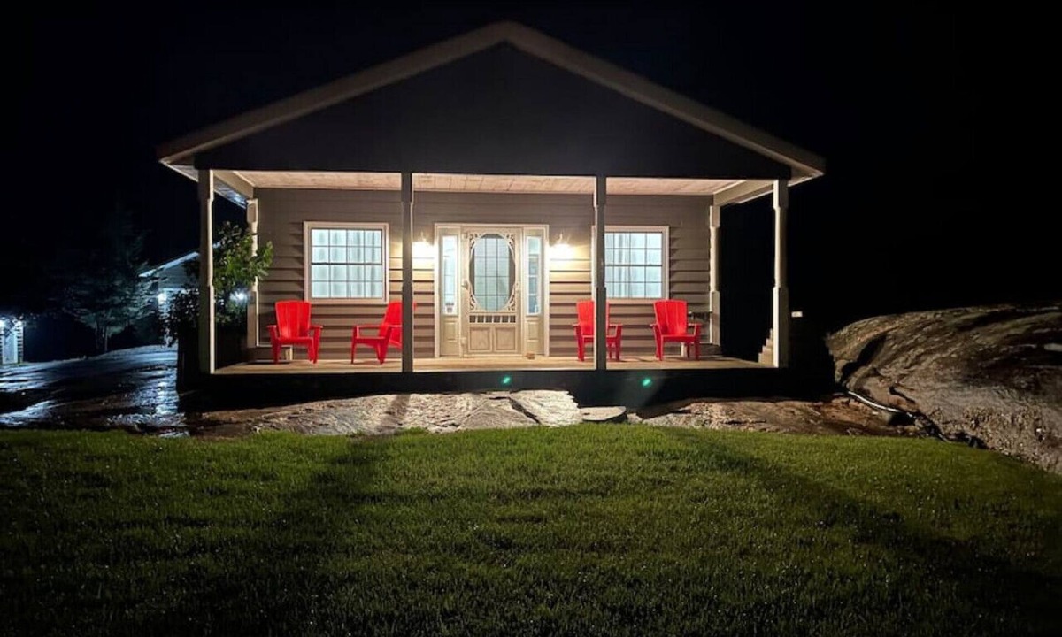 Honey Harbour Cottage | Muskoka Honey Harbour Getaway with Hot Tub!
