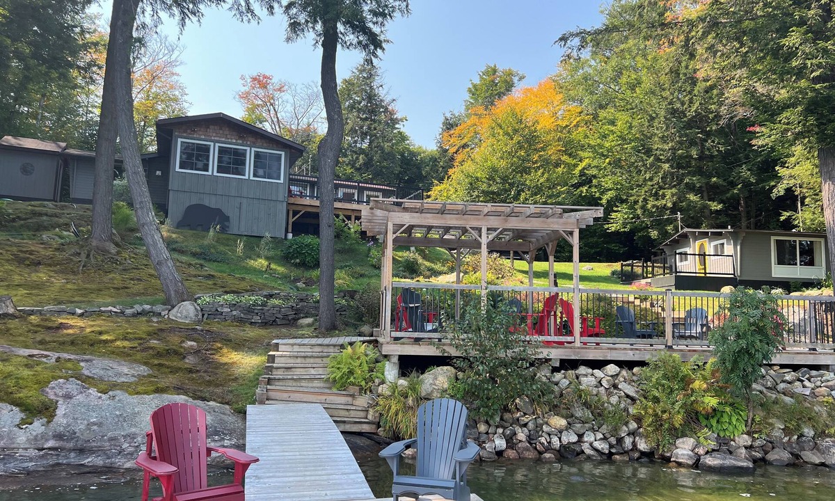 Seguin Cottage | Muskoka Lakefront 3 BR main cottage with 2 BR Bunkie on clear lake