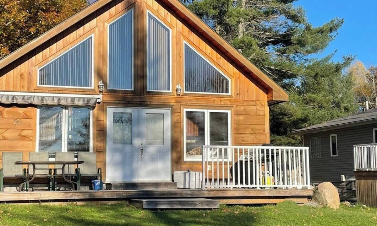 Muskoka Lakes Ski Chalet | Muskoka Lakefront 3-bdrm Chalet #90