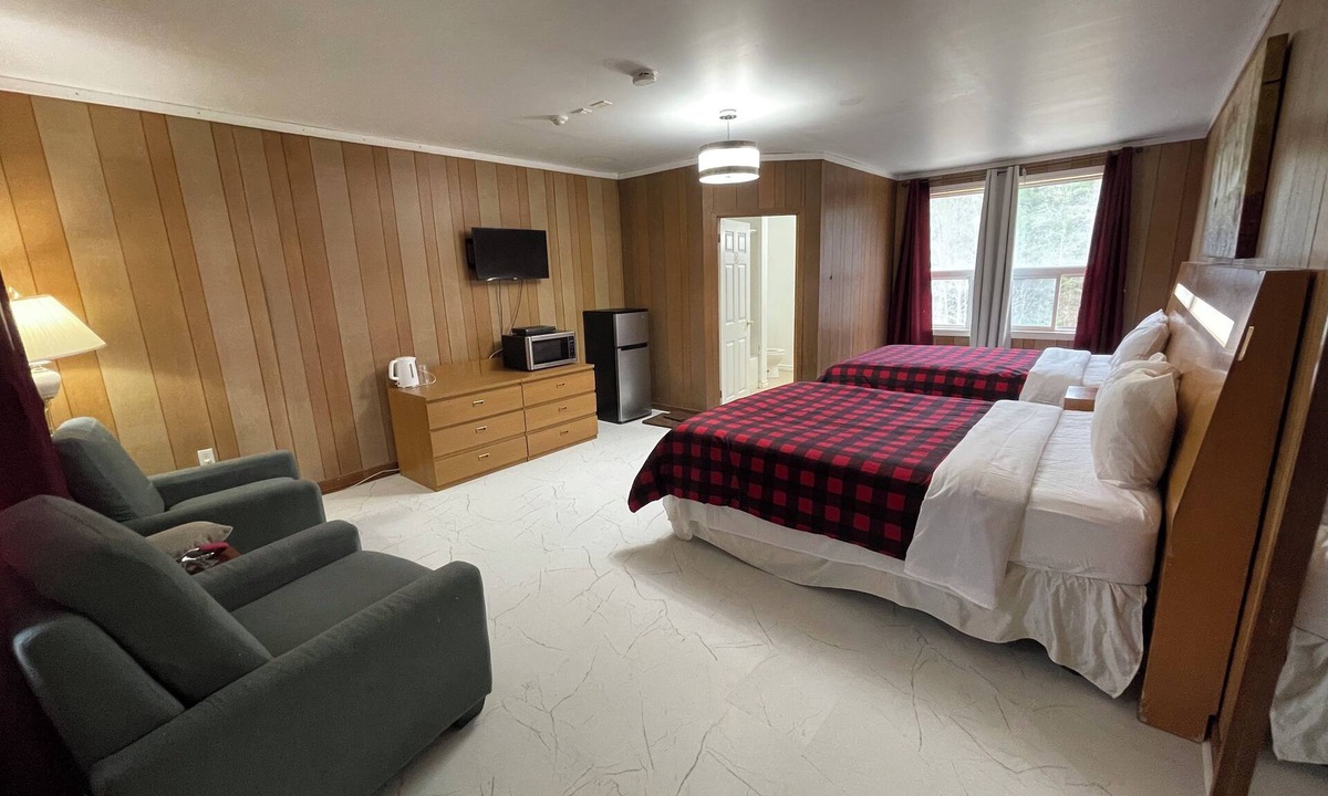 Gravenhurst House | Muskoka Nights Motel - 5
