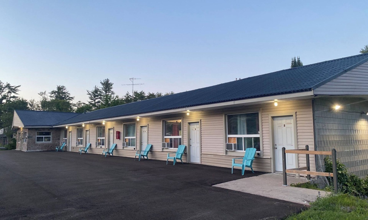 Gravenhurst House | Muskoka Nights Motel
